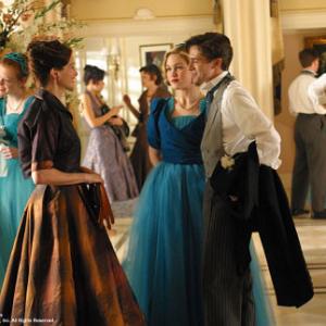 Still of Julia Roberts, Julia Stiles and Topher Grace in Mona Lisa Smile (2003)