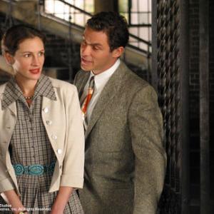 Still of Julia Roberts and Dominic West in Mona Lisa Smile 2003