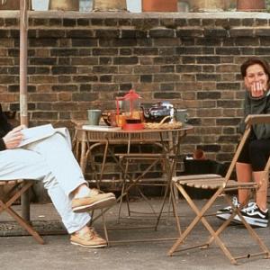 Still of Julia Roberts and Hugh Grant in Notting Hill (1999)