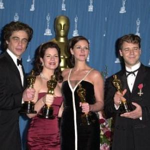 Russell Crowe Julia Roberts Benicio Del Toro and Marcia Gay Harden