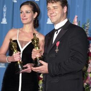 Russell Crowe and Julia Roberts