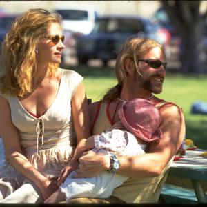 Still of Julia Roberts and Aaron Eckhart in Erin Brockovich (2000)
