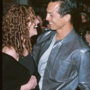 Julia Roberts and Benjamin Bratt at event of Erin Brockovich (2000)