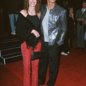 Julia Roberts and Benjamin Bratt at event of Erin Brockovich (2000)