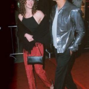 Julia Roberts and Benjamin Bratt at event of Erin Brockovich 2000