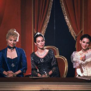 Still of Michelle Pfeiffer, Winona Ryder and Geraldine Chaplin in The Age of Innocence (1993)