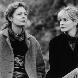 Still of Julia Roberts and Susan Sarandon in Stepmom 1998