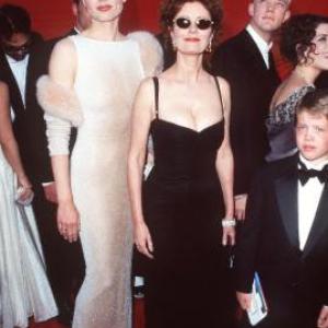 Geena Davis and Susan Sarandon at event of The 70th Annual Academy Awards (1998)