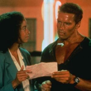 Still of Arnold Schwarzenegger and Rae Dawn Chong in Komando (1985)