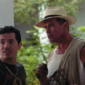 Still of Arnold Schwarzenegger and John Leguizamo in Kerstas (2002)