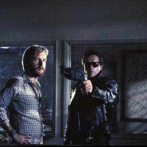 James Cameron and Arnold Schwarzenegger in Terminatorius (1984)