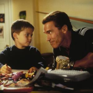 Still of Arnold Schwarzenegger and Jake Lloyd in Kaledu karstine (1996)