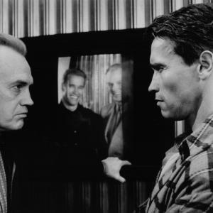 Still of Arnold Schwarzenegger and Ronny Cox in Viska prisiminti (1990)