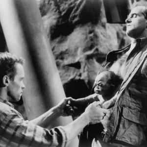 Still of Arnold Schwarzenegger and Marshall Bell in Viska prisiminti (1990)