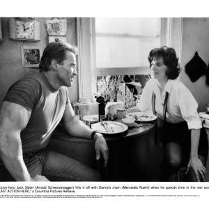 Still of Arnold Schwarzenegger and Mercedes Ruehl in Last Action Hero 1993