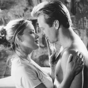 Still of Val Kilmer and Elisabeth Shue in Sventasis (1997)