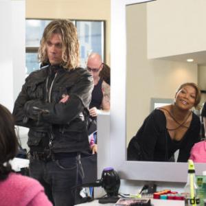 Jorge (KEVIN BACON) looks on as Gina (QUEEN LATIFAH) and Lynn (ALICIA SILVERSTONE) finish with a client in MGM Pictures' comedy BEAUTY SHOP.
