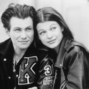 Still of Milla Jovovich and Christian Slater in Kuffs 1992