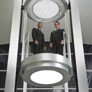 Still of Will Smith and Josh Brolin in Vyrai juodais drabuziais III 2012