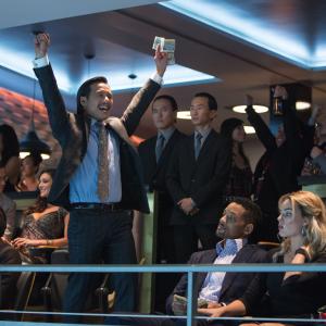 Still of Will Smith, BD Wong and Margot Robbie in Susikaupk (2015)