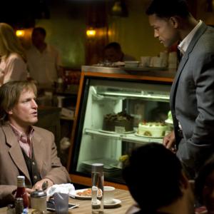 Still of Will Smith and Woody Harrelson in Septynios sielos (2008)