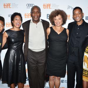 Will Smith, Danny Glover, Angela Davis, Shola Lynch, Jaden Smith and Willow Smith at event of Free Angela and All Political Prisoners (2012)