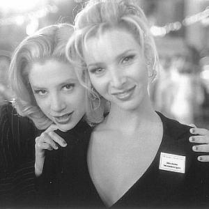 Still of Mira Sorvino and Lisa Kudrow in Romy and Micheles High School Reunion 1997