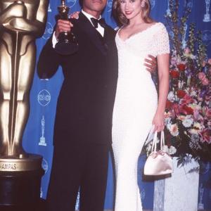 Mira Sorvino and Cuba Gooding Jr. at event of The 69th Annual Academy Awards (1997)