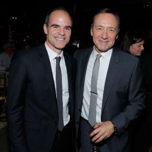 Kevin Spacey and Michael Kelly at event of Kortu Namelis 2013