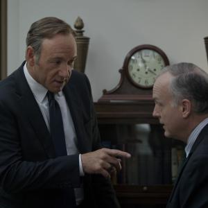 Still of Kevin Spacey and Reed Birney in Kortu Namelis 2013