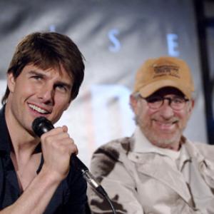 Tom Cruise and Steven Spielberg at event of Pasauliu karas (2005)