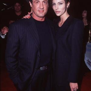 Sylvester Stallone and Jennifer Flavin at event of Dienos sviesa (1996)