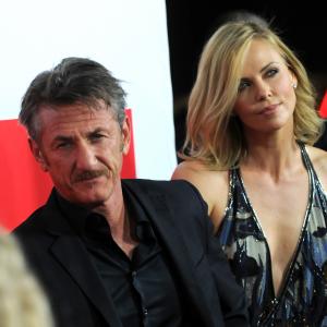 Charlize Theron and Sean Penn at event of The Gunman (2015)