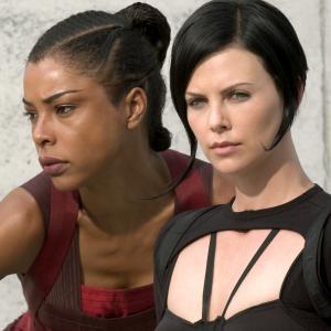 Still of Charlize Theron and Sophie Okonedo in Æon Flux (2005)