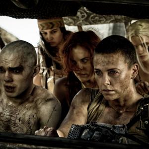 Still of Charlize Theron, Nicholas Hoult, Riley Keough, Rosie Huntington-Whiteley and Abbey Lee in Paseles Maksas: ituzio kelias (2015)