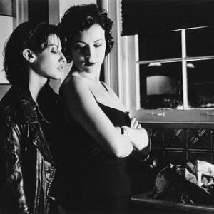 Still of Gina Gershon and Jennifer Tilly in Bound 1996