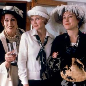 Still of Jennifer Tilly Kirsten Dunst and Joanna Lumley in The Cats Meow 2001