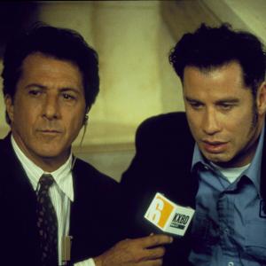 Still of Dustin Hoffman and John Travolta in Mad City 1997