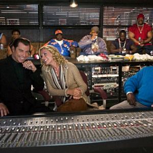 Chili Palmer JOHN TRAVOLTA Edie Athens UMA THURMAN and music producer Sin LaSalle CEDRIC THE ENTERTAINER in the recording studio in MGM Pictures comedy BE COOL