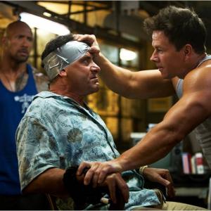 Still of Mark Wahlberg and Dwayne Johnson in Kulturistai 2013