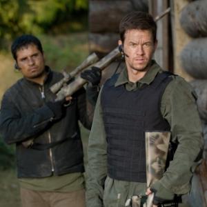 Still of Mark Wahlberg and Michael Peña in Snaiperis (2007)