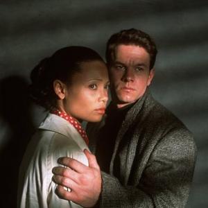 Mark Wahlberg and Thandie Newton in Tiesa apie Carli 2002