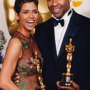 Denzel Washington and Halle Berry at event of The 74th Annual Academy Awards (2002)