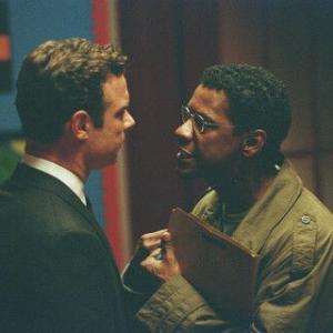 Still of Denzel Washington and Liev Schreiber in The Manchurian Candidate (2004)