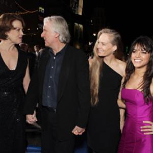 James Cameron, Sigourney Weaver, Suzy Amis and Michelle Rodriguez at event of Isikunijimas (2009)