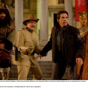 Still of Robin Williams, Ben Stiller, Patrick Gallagher and Rami Malek in Naktis muziejuje. Kapo paslaptis (2014)