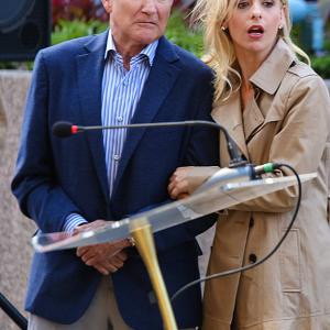 Still of Robin Williams and Sarah Michelle in The Crazy Ones 2013