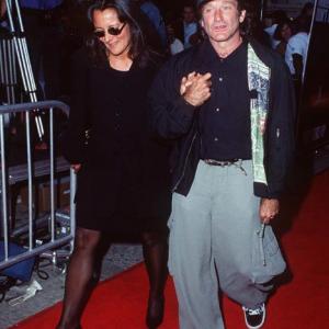 Robin Williams and Marsha Garces Williams at event of Nepriklausomybes diena 1996