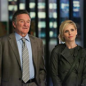 Still of Robin Williams and Sarah Michelle Gellar in The Crazy Ones (2013)