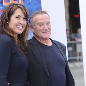 Robin Williams at event of Linksmosios pedutes 2 (2011)